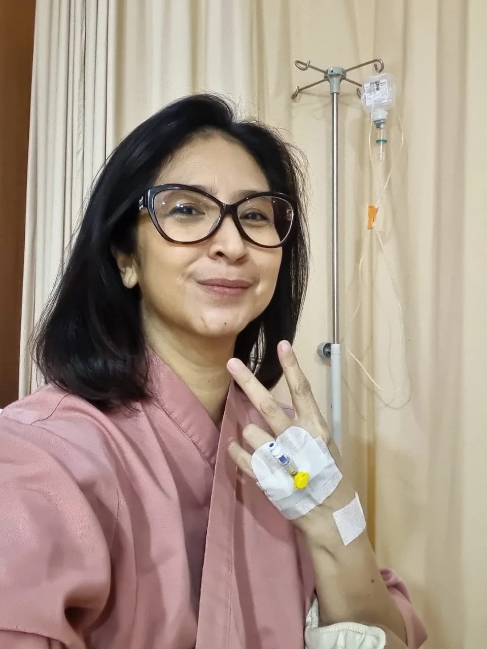 Novita Angie menjalani operasi pengangkatan batu empedu.